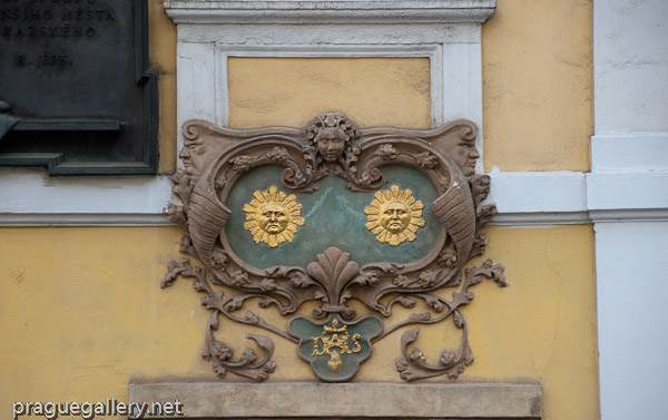 House sign 'At the Two Suns'.